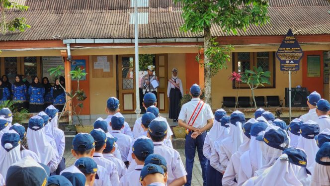 
 Cegah Aksi Bullying dan Kekerasan, Perwira Polres Wonosobo Jadi Irup di Sejumlah Sekolah