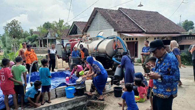 
 Menyambut HUT Humas Polri yang ke-72,Seksi Humas Polres wonosobo menyalurkan bantuan air bersih