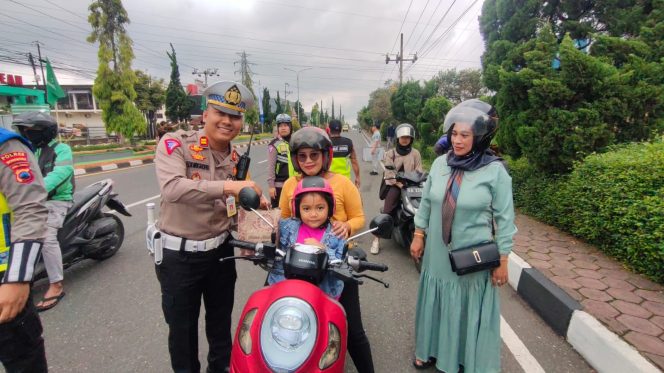 
 Gelar Sosialisasi Tertib Lalu Lintas, Satlantas Polres Wonosobo Beri Hadiah Bagi Masyarakat yang Tertib