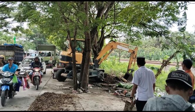 
 Pengusuran Di Jalan Raya Banget Ayu Kulon Mengakibatkan Macet Lalu Lintas