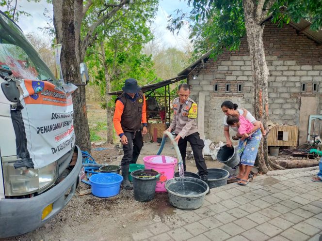 
 Polsek Praya Tengah Salurkan Air Bersih Bersama BPBD Loteng