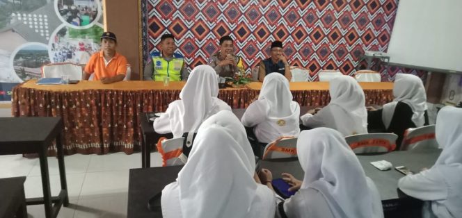 
 Sat Lantas Polres Loteng Sosialisasi Tata Tertib Berlalu Lintas Di SMKN 1 Praya Tengah