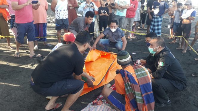 
 Polsek Gangga Evakuasi Korban Ditemukan Meninggal di Pinggir Pantai Ketapang