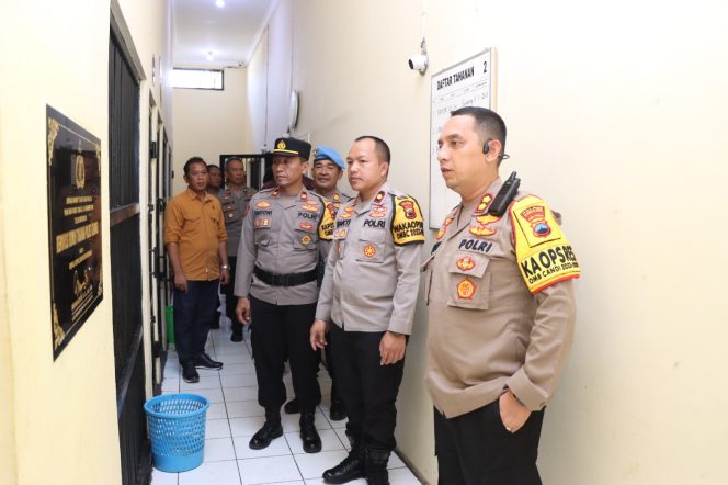 
 Cek Rutan Polres, AKBP Recky Berikan Semangat Kepada Para Tahanan