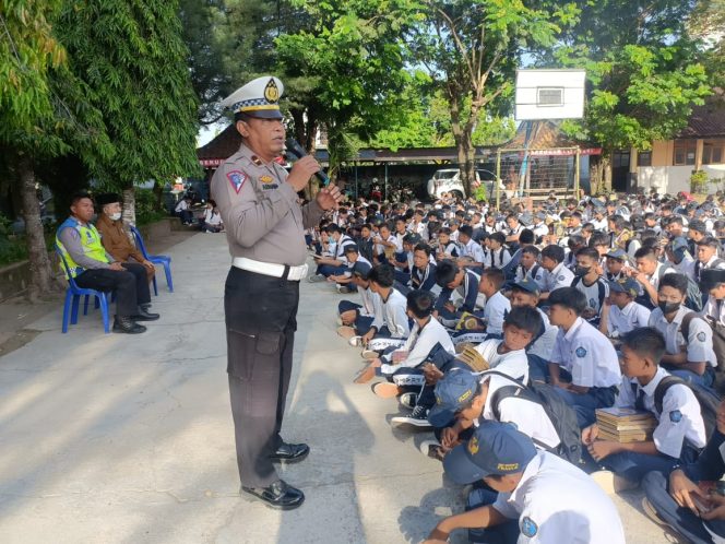 
 Sat Lantas Polres Loteng Intensif Berikan Penyuluhan Tertib Berlalu – lintas Ke Sekolah-Sekolah