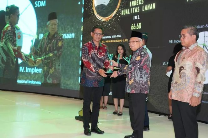 
 DLHK Provinsi NTB Raih Penghargaan Green Leadership Dari Kementerian LHK
