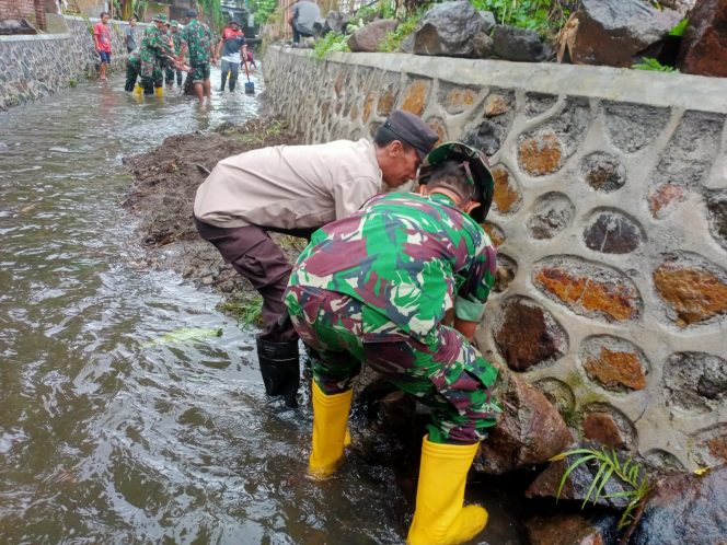 
 Waspada Banjir, TNI – POLRI Dan Warga Bersih – Bersih Sungai