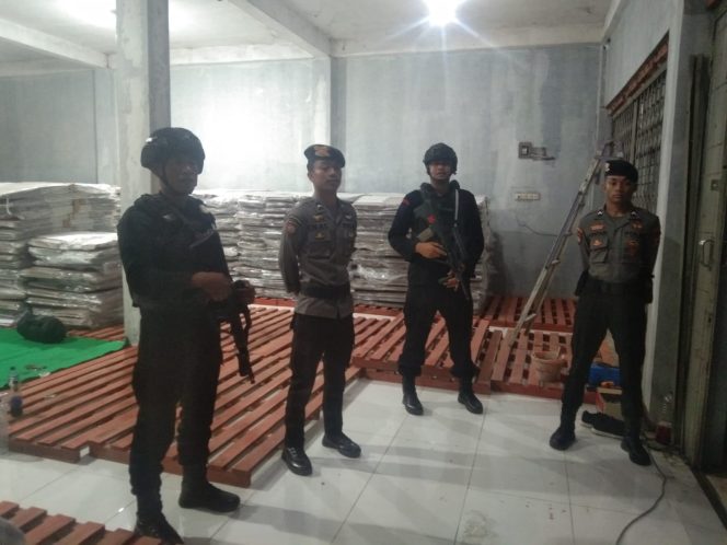 
 Polres Bima Kota Memperkuat Pengamanan Gudang Logistik KPU Menjelang Pemilu 2024