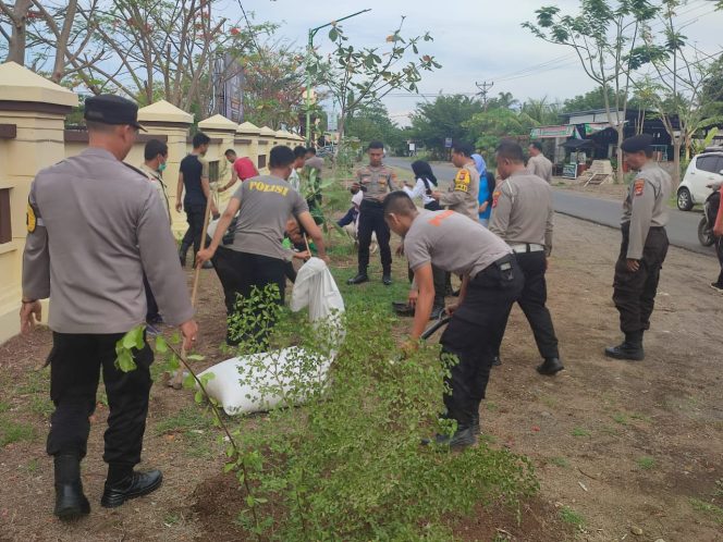 
 Polres Lombok Utara Kaloborasi dengan OPAL Lakukan Penanaman Pohon Secara Serentak