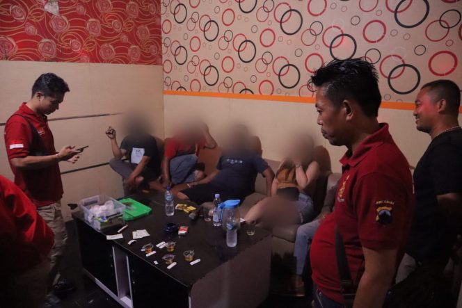 
 Pengunjung dan Karyawan Kafe Karaoke Ditest Urine Polres Kebumen