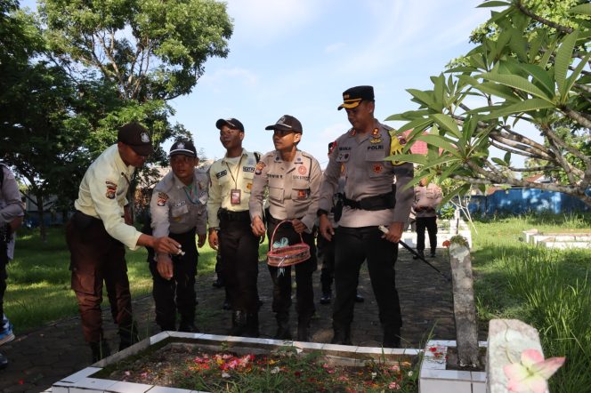 
 HUT Ke-43 Satpam, Polres Loteng Inisiasi Ziarah Makam dan Tabur Bunga di TMP Praya