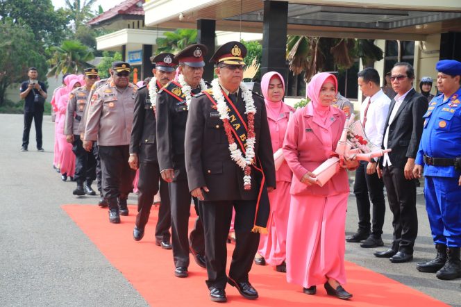 
 Kapolres Tulang Bawang Pimpin Upacara Purnabakti Tiga Personel, Berikut Nama dan Jabatannya