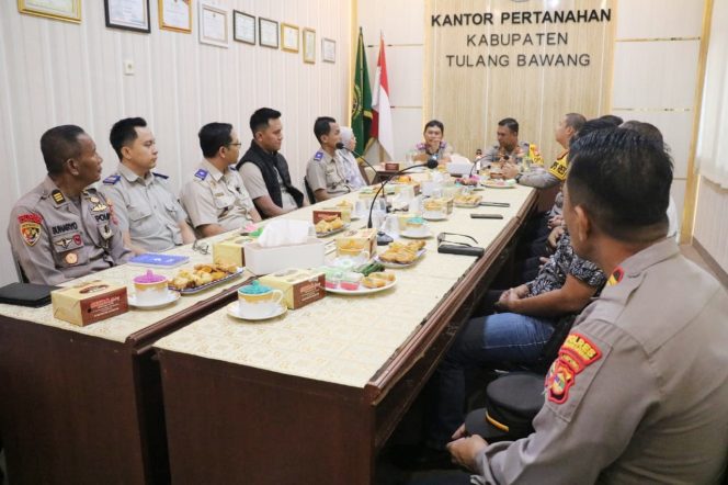 
 AKBP James Sampaikan Pesan Ini Saat Lawatan Perdana ke Kantor ATR/BPN Menggala