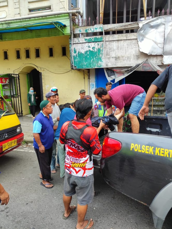 
 Gerak Cepat Polsek Kertek dan Satlantas Polres Wonosobo Evakuasi Warga Tersengat Arus Listrik