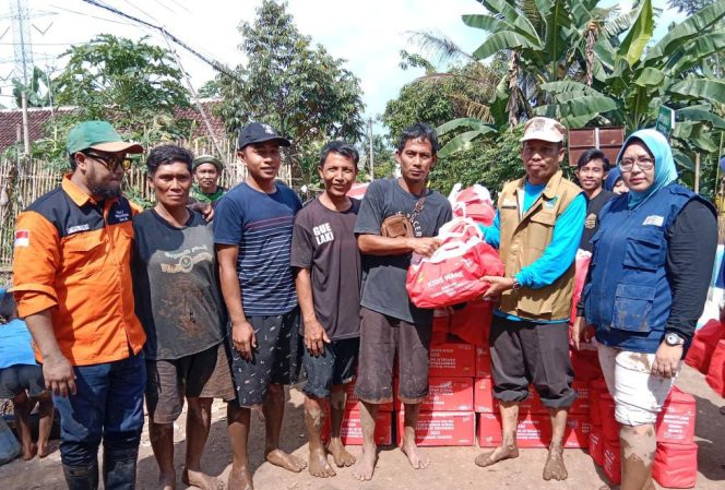 
 Dinsos Kabupaten Pasuruan Salurkan Ribuan Nasi Bungkus Hingga Kids Ware untuk Warga Terdampak Banjir Bandang