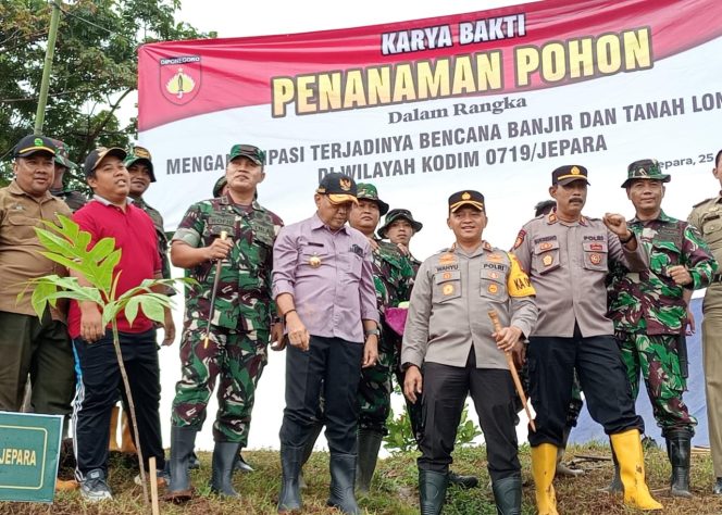 
 Karya Bakti, Edy Supriyanta dan Forkopimda Tanam Pohon Di Desa Papasan