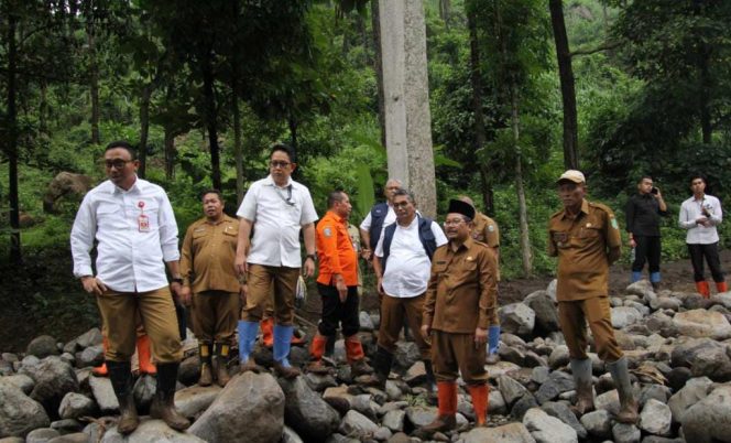 
 Pj. Bupati Pasuruan Tinjau Lokasi Banjir Bandang Desa Lumbang Bersama Sekdaprov dan Kalaksa BPBD Jatim