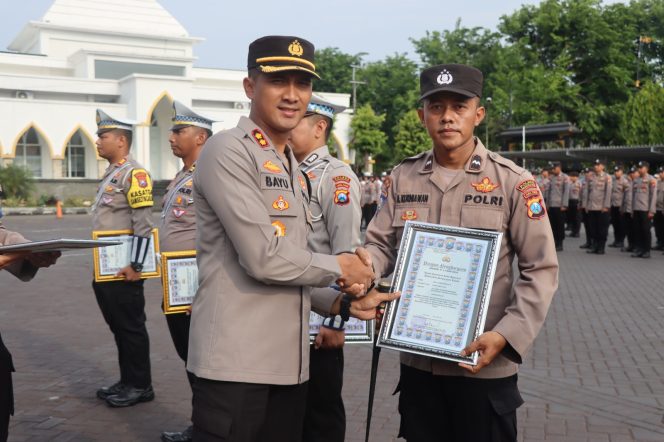 
 Apresiasi Kinerja Personel, Kapolres Pasuruan Berikan Reward Kepada Personel Berprestasi Polres Pasuruan