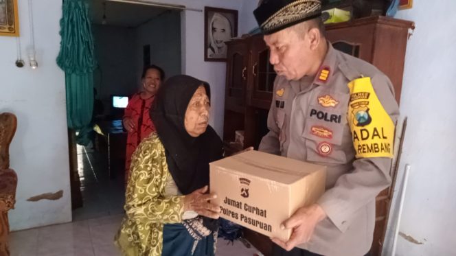 
 Polri Peduli, Polsek Rembang Gelar Jum’at Curhat Dan Bansos Door To Door