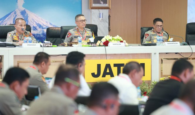
 Anev Sitkamtibmas 2024, Kapolda Jatim Tekankan Para Kapolres Komitmen Wujudkan Pemilu 2024 Sukses dan Kondusif