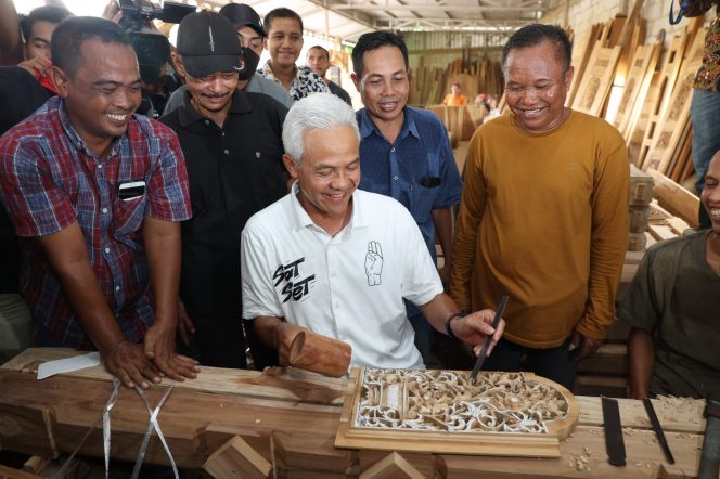 
 Bahagianya Warga Jepara Ngukir Bareng Ganjar