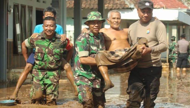 
 Pasca Banjir Bandang Di Desa Prodo, Ini Yang Dilakukan Anggota Koramil Winongan