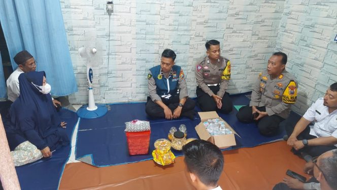 
 Polres Pasuruan Kota Sambangi Keluarga Linmas yang Meninggal Dunia dalam Pengamanan Pemilu 2024