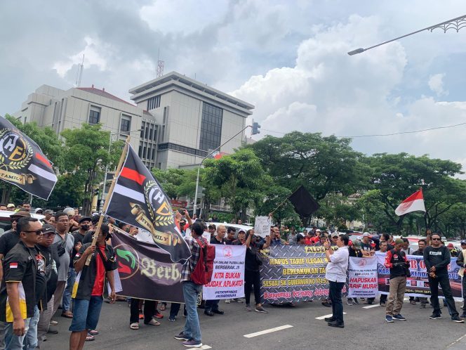 
 Ratusan Pengemudi Taksi Online se Jawa Tengah Demo di Kantor Gubernur Jawa Tengah, Tuntut Aplikator Menjalankan SK Gubernur