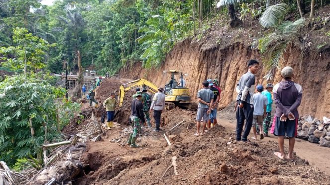 
 Sukseskan Program TMMD 119 di KLU, Bhabinkamtibmas Kolaborasi dengan TNI Bangun Jembatan dan Talud Jalan