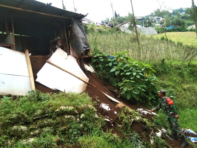 
 Tanggul Penahan Tanah Jebol, Serda Eka Putra Yudha Babinsa Koramil 26/Tosari Datangi Lokasi Kejadian