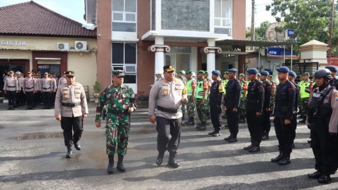
 Polres Pamekasan dan Kodim 0826/Pamekasan Laksanakan Apel Gelar Pasukan Skala Besar Bulan Bhakti TNI-Polri
