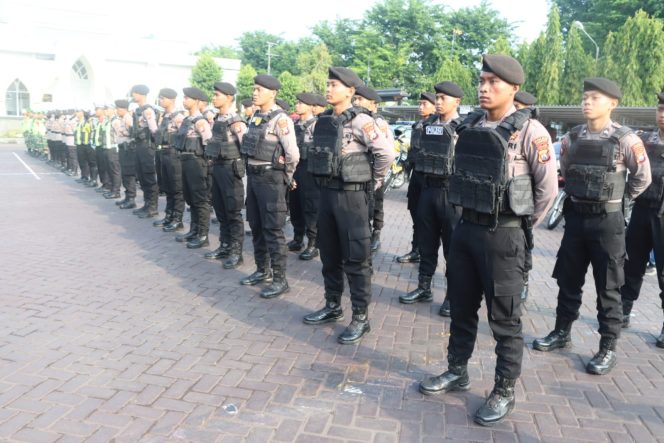
 Pastikan Kondusifitas Wilayah Jelang Pemungutan Suara Pemilu 2024, Polres Pasuruan Gelar Patroli Skala Besar