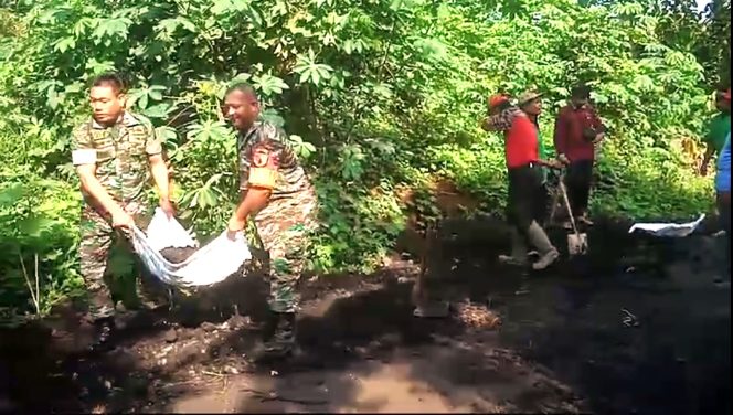 
 Peduli Lingkungan dan Keselamatan Warga, Babinsa Koramil 08/Rejoso Uruk Jalan Berlubang Dari Genangan Air