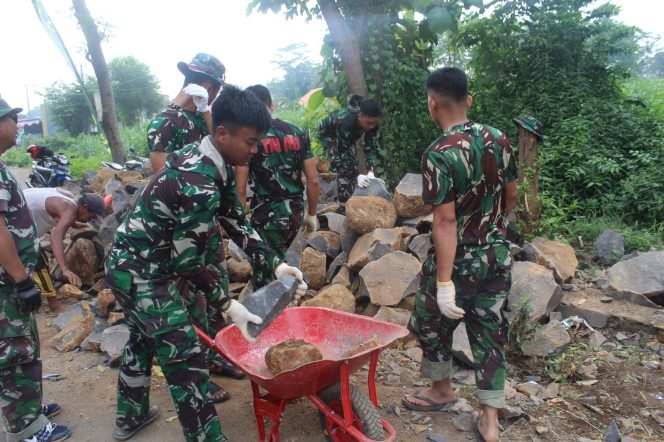 
 Dukung Kelancaran Pembangunan, Satgas TMMD 119 Bersama Warga Pindahkan Material Dekat Sasaran