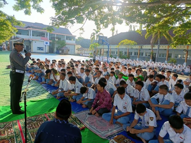 
 Tanamkan Kesadaran Pelajar Tertib Lalu Lintas, Polres Lombok Tengah Sosialisasi Ke Sekolah