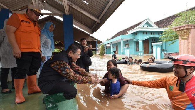 
 Sidak Banjir, Pj Bupati Andriyanto Bagikan Nasi Bungkus Hingga Obat-Obatan dan Selimut