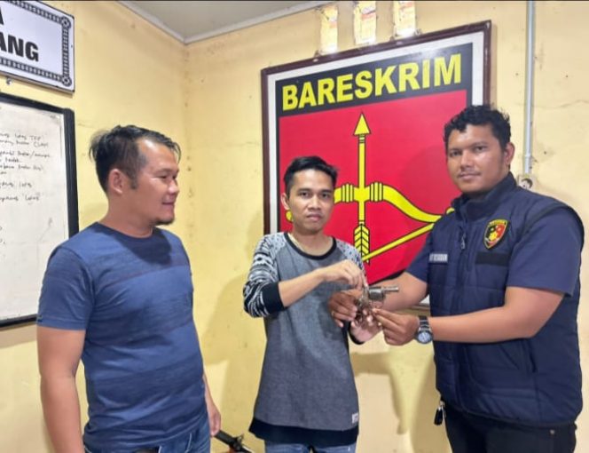 
 Warga Pematang Buluran Serahkan Sendiri Kepada Pihak Polsek Sp. Padang Polres OKI Sumatera Selatan