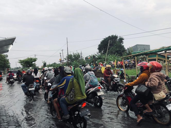 
 Hari Pertama Puasa Ramadhan 2024, Masyarakat Antusias Ngabuburit Berburu Takjil di Tlogosari, Semarang