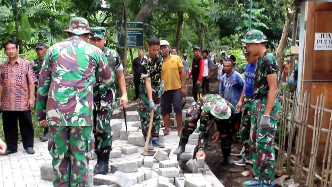 
 Pembangunan Paving 700 Meter oleh Satgas TMMD ke-119 dan Masyarakat Tunjukkan Kekompakan