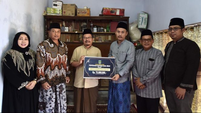 
 Sowan Ke Ponpes Fathul Latif, Pj Bupati Andriyanto Serahkan Bantuan Hibah Rp 75 juta