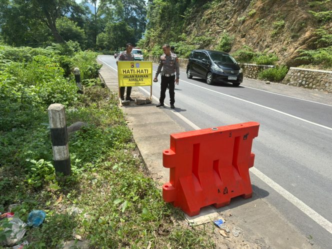 
 Mitigasi Lokasi Rawan Longsor, Ini Ide Kreatif Kasat Lantas Polres Lombok Utara