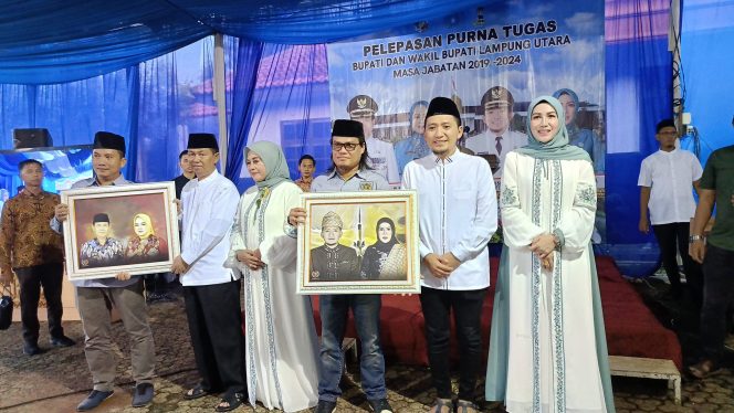 
 PWI Lampung Utara Berikan Cinderamata Kepada Budi Utomo dan Ardian Saputra