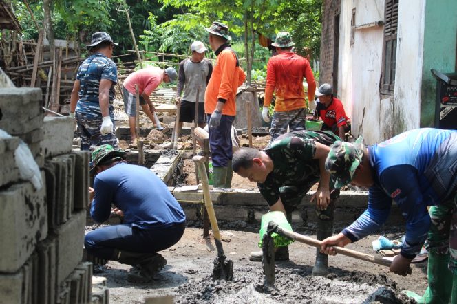 
 Satgas TMMD ke-119 Bersama Warga Bangun Rumah Milik Ibu Jumaiyah