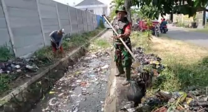 
 Gotong Royong Babinsa dan Warga Bersihkan Saluran Irigasi