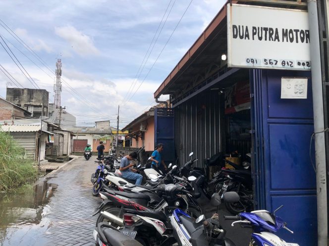 
 Aji Mumpung! Dampak Banjir Genuksari, Bengkel Motor Penuh Pasien
