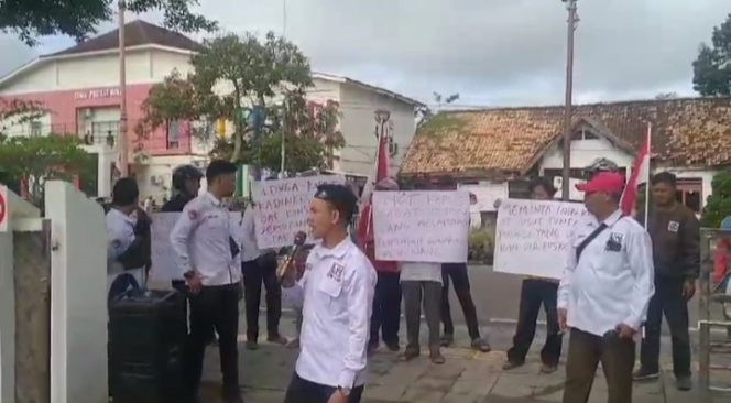
 Dinkes Kabupaten Musi Banyuasin Di Geruduk LAN Dan Masyarakat, Ada Apa?