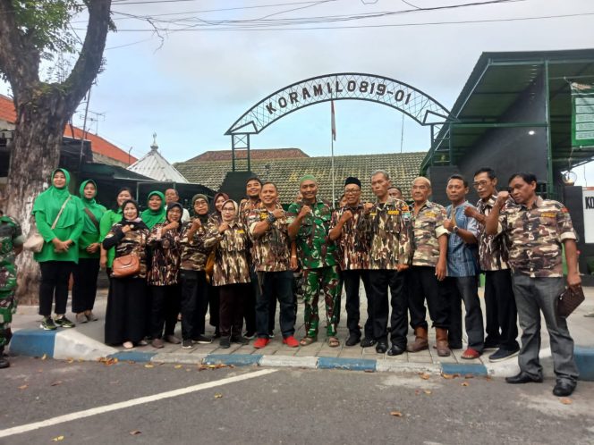 
 Generasi Muda FKPPI Pasuruan Berkolaborasi Bersama Jajaran Koramil 0819/01 Membagikan Takjil