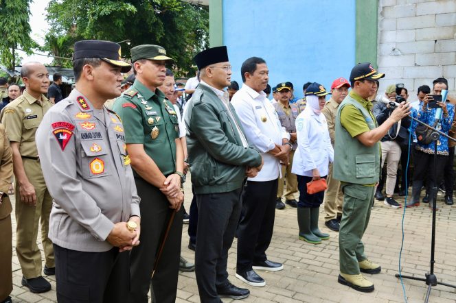 
 Kapolda Jateng dan Pangdam Berikan Bantuan Pada Warga Terdampak Banjir di Jepara