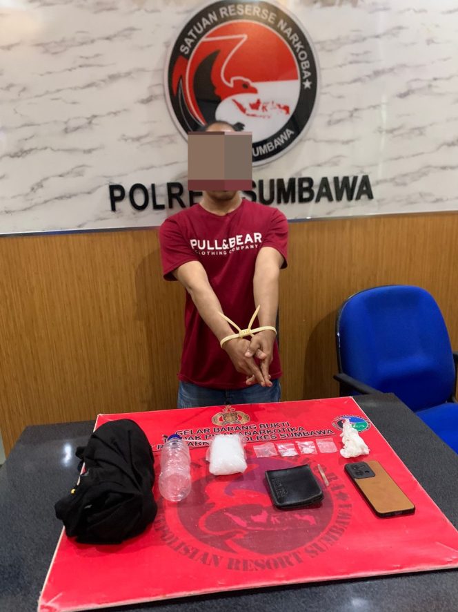 
 Bekuk Seorang Pria Di Utan, Sat Resnarkoba Polres Sumbawa Amankan Ratusan Gram Sabu