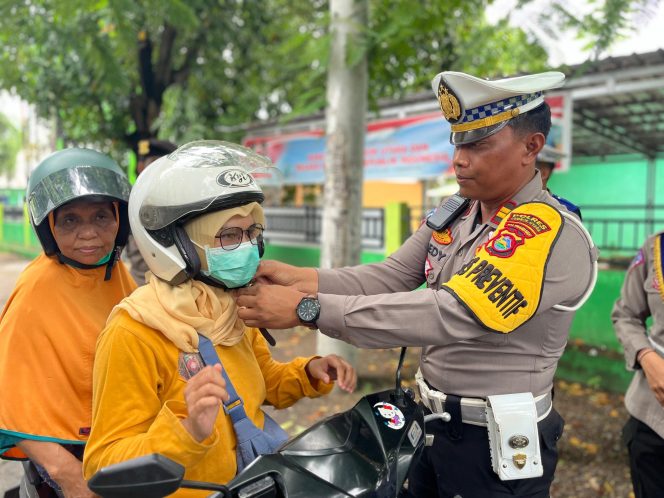 
 Polres Lombok Utara Tingkatkan Kesadaran Keselamatan Lalu Lintas dengan Pembagian Helm dan Jaket Gratis